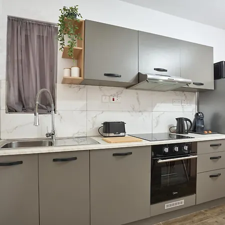 Private Minutes To Sliema Malta, 2 Ac's, Netflix アパート