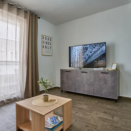 Private Apartment Minutes On Foot To Sliema Malta, 2 Ac'S & Large Tvs