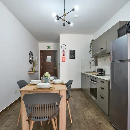 Private Apartment Minutes On Foot To Sliema Malta, 2 Ac'S & Large Tvs